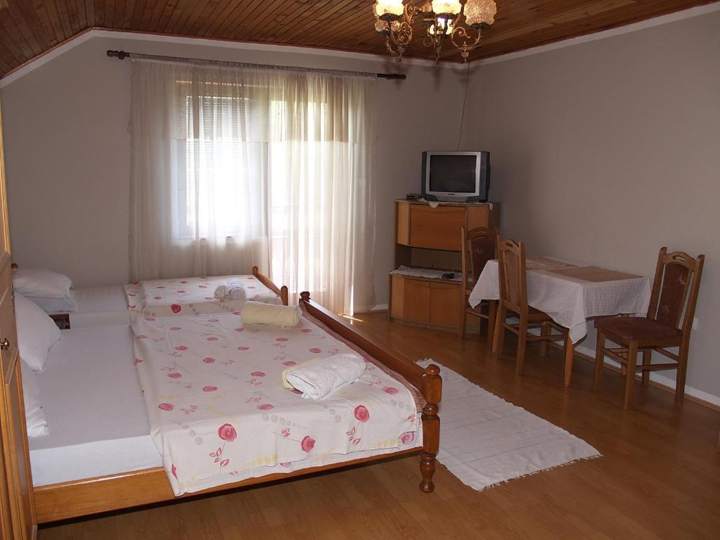 Jelena Hotell Korenica Rom bilde